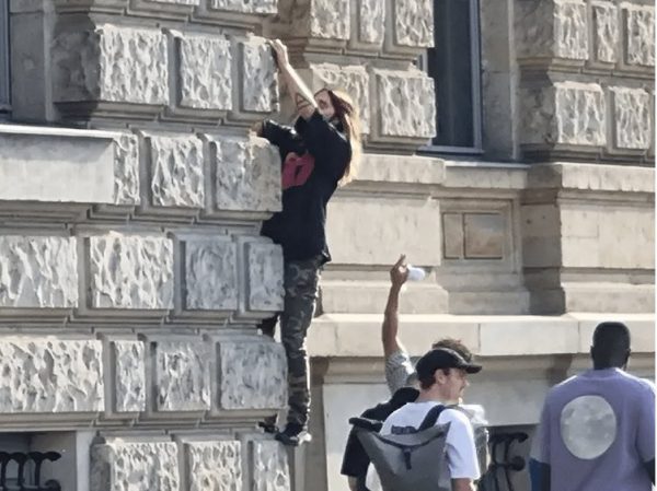 Τζάρεντ Λέτο: Έκανε… αναρρίχηση σε τοίχο ξενοδοχείου και κανείς δεν ξέρει γιατί