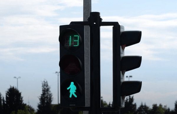 Θεσσαλία: Γυναικείες φιγούρες σε φανάρια και πινακίδες – «Σηματοδοτούμε  την ισότητα»