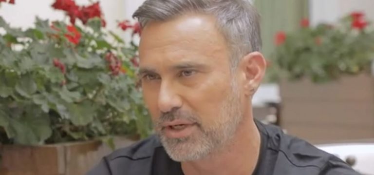 Γιώργος Καπουτζίδης: «Ο έρωτας στο νησί είναι λίγο δύσκολος, για αυτό έρχομαι Αθήνα»