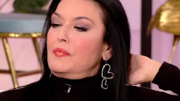 Ελένη Φιλίνη: Μιλά για τη σεξουαλική παρενόχληση που έχει δεχτεί – «Βγαίνω και τον βλέπω γυμνό…»