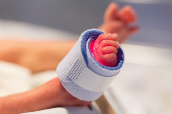 Συγκινητικές στιγμές: Γυναίκα με οξεία λευχαιμία γέννησε ένα υγιέστατο μωράκι