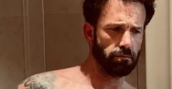 Η Τζένιφερ Λόπεζ επιδεικνύει τους κοιλιακούς του Μπεν Άφλεκ σε ανάρτηση για την «Ημέρα του Μπαμπάκα»
