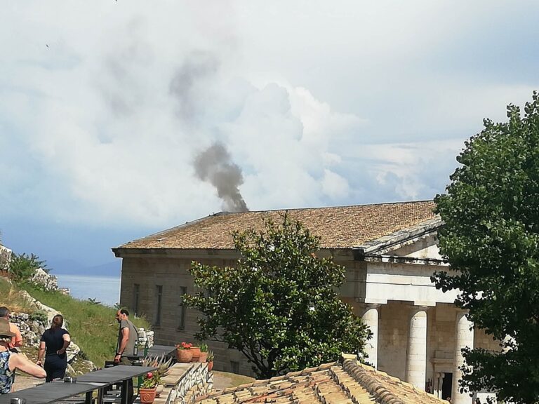Κέρκυρα: Φωτιά στην ιστορική εκκλησία του Αγ. Γεωργίου στο Παλαιό Φρούριο