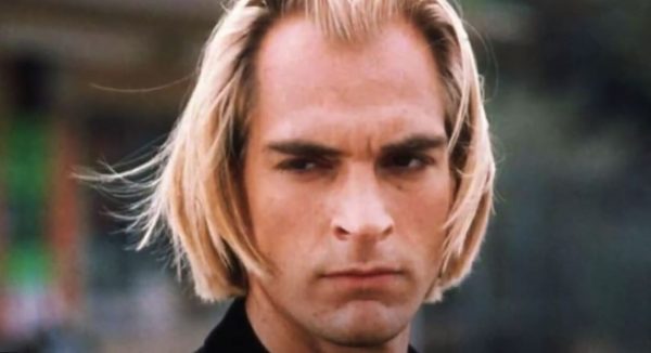 Τζούλιαν Σαντς: Ένα ελεύθερο πνεύμα που ξεκίνησε την καριέρα του με ένα φιλί