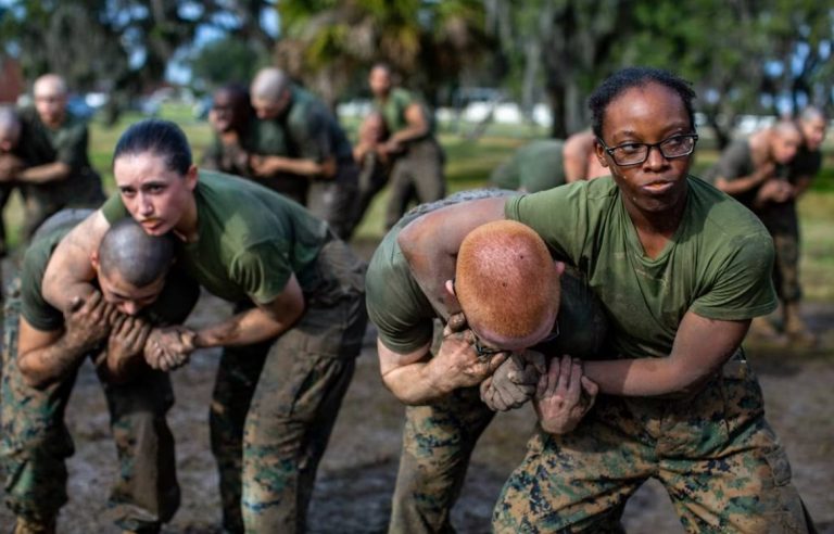 Γιατί μειώνονται οι ένστολες στον Αμερικανικό Στρατό – Τι τρέμουν;
