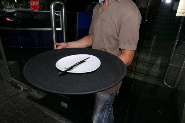 Εργαζόμενοι σε επισιτισμό – τουρισμό: Υπεγράφη νέα κλαδική συλλογική σύμβαση εργασίας