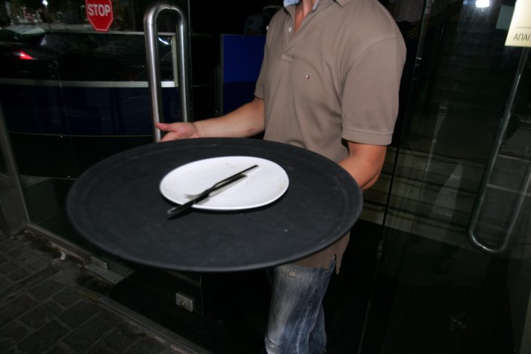 Εργαζόμενοι σε επισιτισμό – τουρισμό: Υπεγράφη νέα κλαδική συλλογική σύμβαση εργασίας