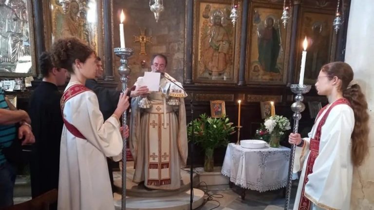 Επιστρέφει στα καθήκοντά του ο ιερέας που έντυσε «παπαδάκια» δύο κορίτσια