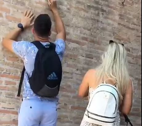 Βανδαλισμός Κολοσσαίου: Αυτός είναι ο τουρίστας που χάραξε ονόματα στο Κολοσσαίο