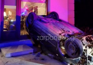 Εικόνες σοκ με τροχαίο στα Χανιά – ΙΧ κατάληξε σε τζαμαρία ξυλουργείου και πήρε φωτιά