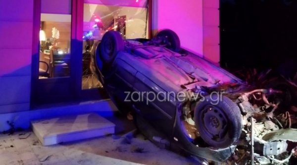 Εικόνες σοκ με τροχαίο στα Χανιά – ΙΧ κατάληξε σε τζαμαρία ξυλουργείου και πήρε φωτιά