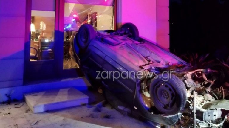 Εικόνες σοκ με τροχαίο στα Χανιά – ΙΧ κατάληξε σε τζαμαρία ξυλουργείου και πήρε φωτιά