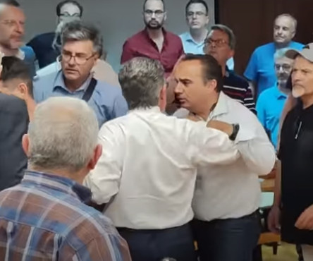 Χαμός στο δημοτικό συμβούλιο Κορινθίων: Πρώην δήμαρχος πιάστηκε στα χέρια με πολίτες