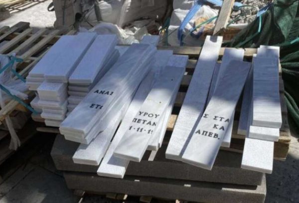 Σάλος στην Καλαμάτα μετά την καταγγελία ότι η ανάπλαση στην Ναυαρίνου γίνεται με μάρμαρα από τάφους