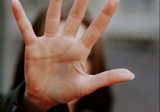 «Πάγωσα»: 25χρονη για τη σεξουαλική επίθεση που δέχθηκε από συνάδελφό της στη Σκιάθο