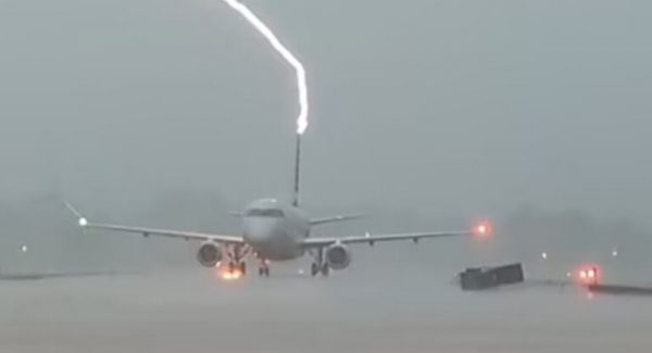 Η στιγμή που κεραυνός χτυπάει αεροπλάνο – Σοκαριστικό βίντεο