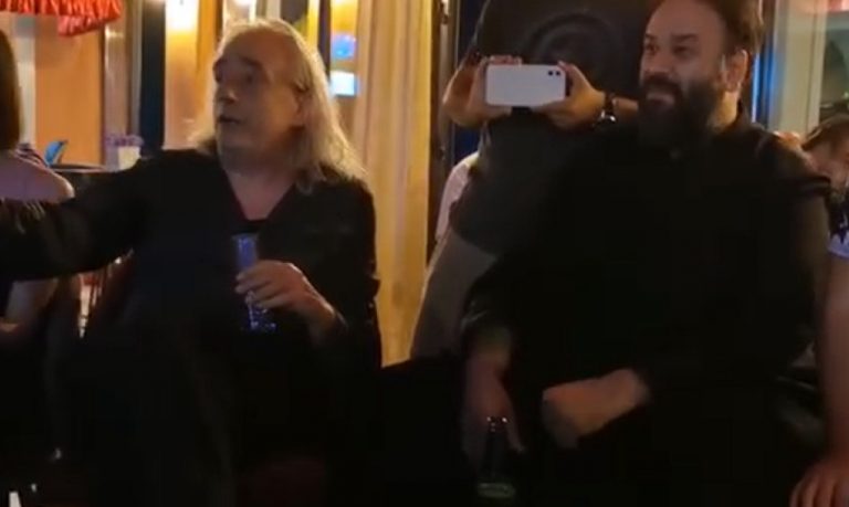 Ηχηρή παρέμβαση από τον Γιάννη Αγγελάκα: Τραγούδησε σε καφενείο Ρομά που «πολεμά» η γειτονιά