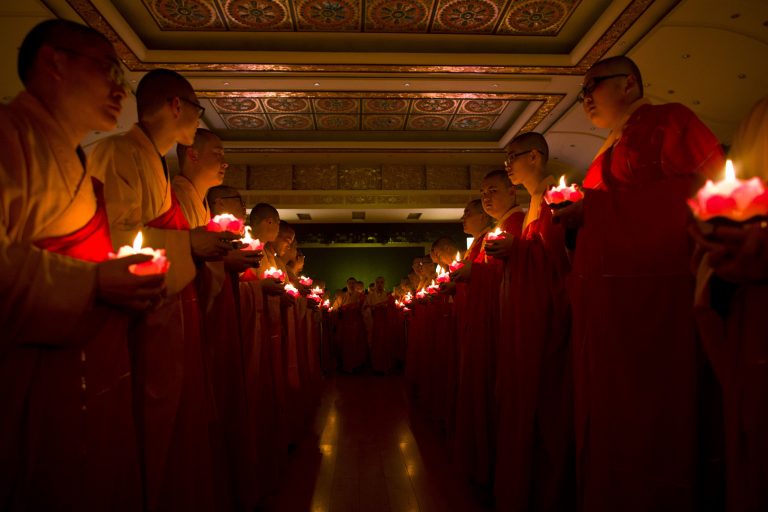 Κίνα: Τα βρήκαν σκούρα στην οικονομία και το γύρισαν στη θρησκεία