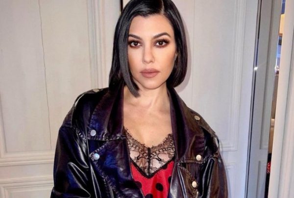 Κόρτνεϊ Καρντάσιαν: Ποζάρει με φουσκωμένη κοιλίτσα και λάμπει από ευτυχία