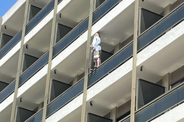 Γυναίκα απειλεί να πέσει από μπαλκόνι ξενοδοχείου στη Λάρισα