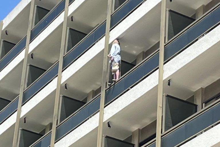 Γυναίκα απειλεί να πέσει από μπαλκόνι ξενοδοχείου στη Λάρισα