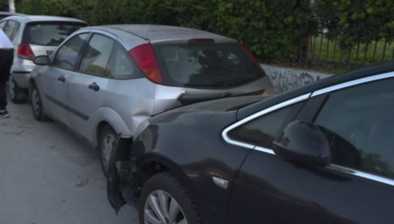 Θεσσαλονίκη: Τουριστικό λεωφορείο παρέσυρε σταθμευμένα αυτοκίνητα