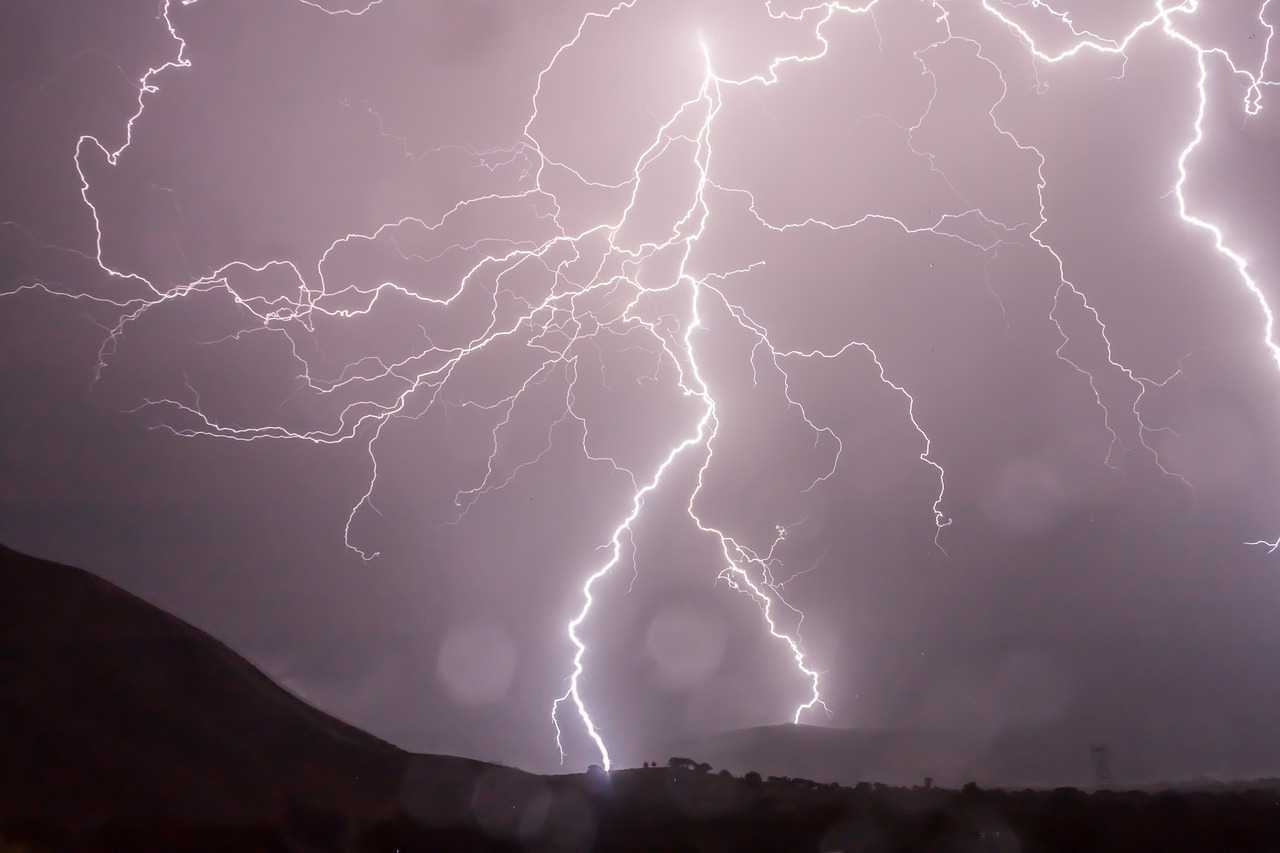 Καιρός: Καταιγίδες με επικίνδυνους κεραυνούς το Σαββατοκύριακο - Η πρόγνωση του Κλέαρχου Μαρουσάκη