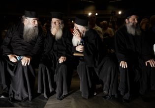 Τα ράσα κάνουν… τη Νίκη:  Απίστευτες εικόνες από τη συγκέντρωση