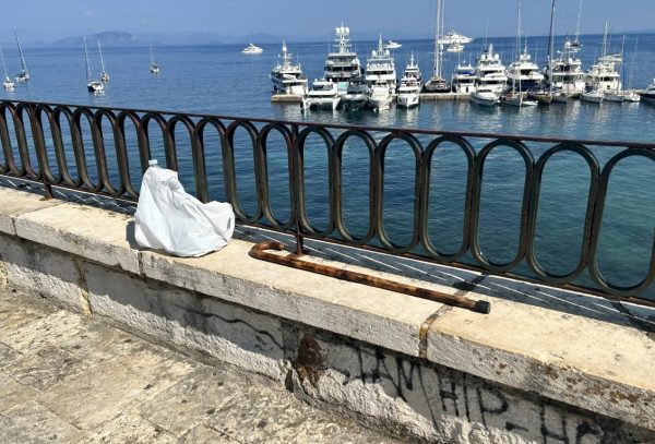 Κέρκυρα: 70χρονος άφησε τη μαγκούρα του και βούτηξε στο κενό