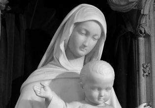 Ιταλία: Σάλος με άγαλμα της Παναγίας που δακρύζει – «Κατακεραύνωσε» τους «θαυματοποιούς» ο πάπας Φραγκίσκος