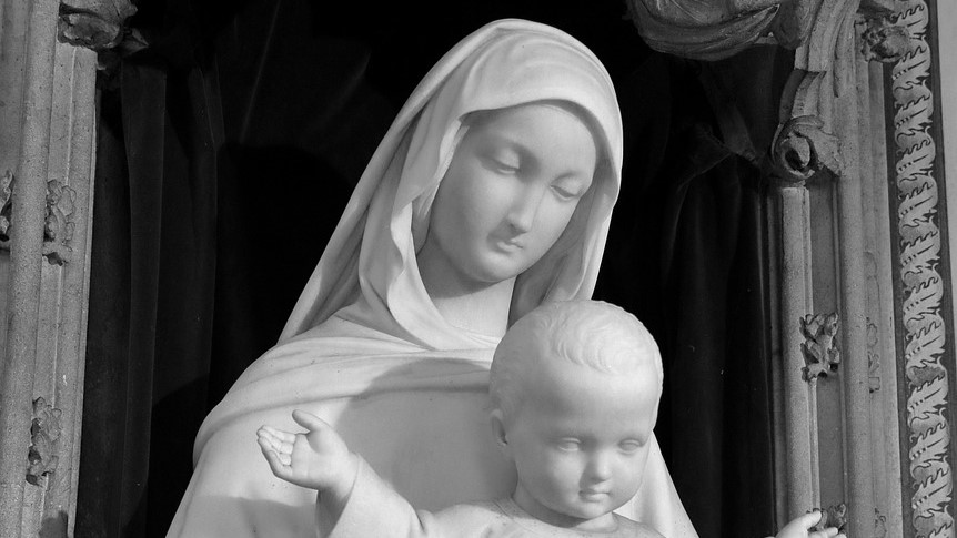 Ιταλία: Σάλος με άγαλμα της Παναγίας που δακρύζει – «Κατακεραύνωσε» τους «θαυματοποιούς» ο πάπας Φραγκίσκος