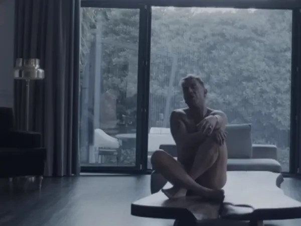 Γιώργος Μαζωνάκης: Εμφανίζεται ολόγυμνος στο νέο του βίντεο κλιπ