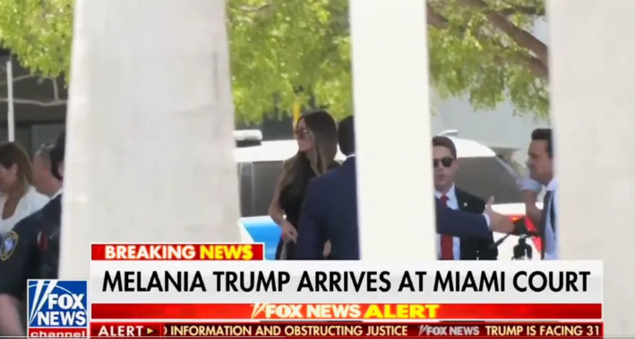 Τραμπ: Η Μελάνια λάμπει δια της απουσίας της από τις δικαστικές περιπέτειές του