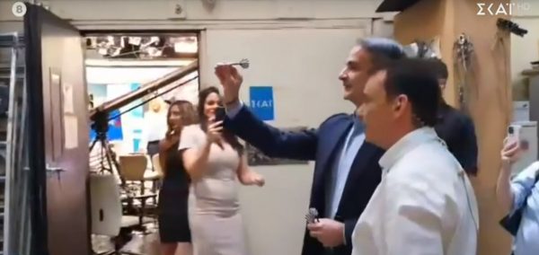 Κυριάκος Μητσοτάκης: Το backstage της συνέντευξης στον ΣΚΑΪ – Έπαιξε βελάκια