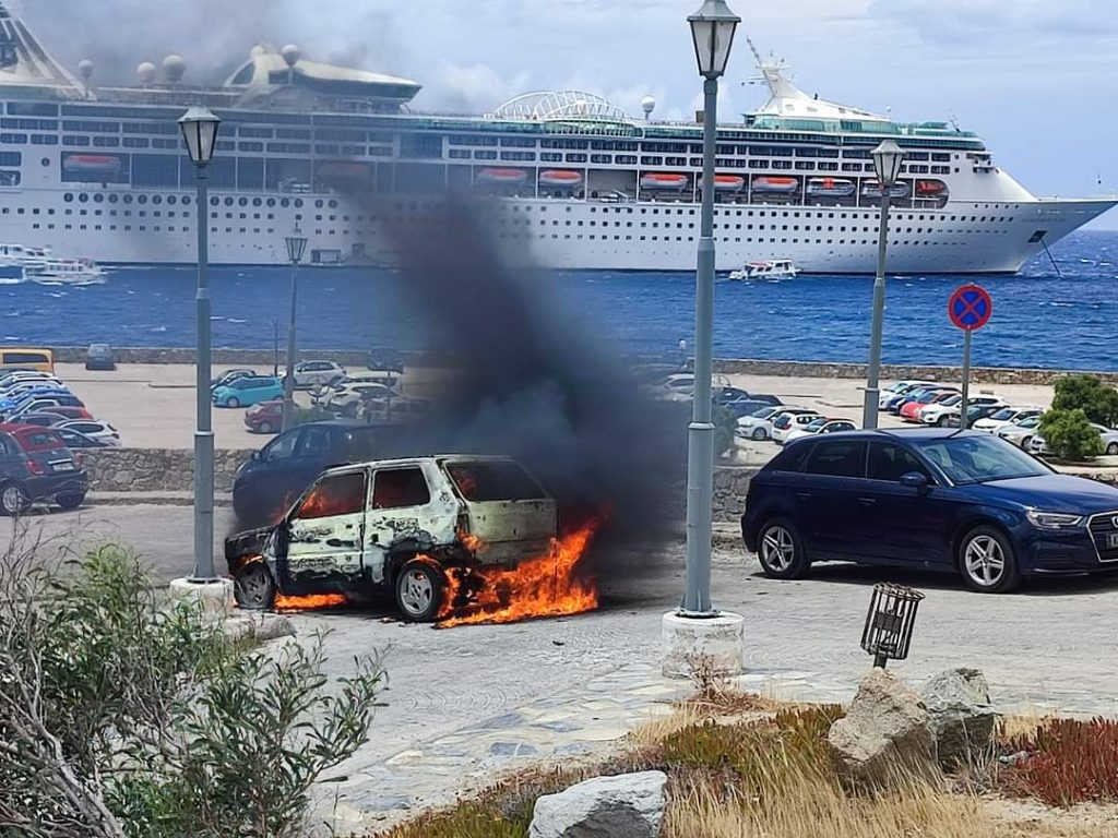 Μύκονος: Αυτοκίνητο κάηκε ολοσχερώς στο παλιό λιμάνι