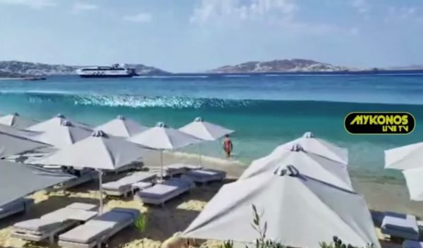 Απίστευτες εικόνες στη Μύκονο – Ταχύπλοο προκάλεσε τσουνάμι δύο μέτρων