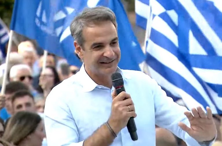 «Ξέρουμε πώς θα αυξήσουμε τους μισθούς, όχι με ντιρεκτίβες αλλά προσελκύοντας επενδύσεις» είπε ο Κυριάκος Μητσοτάκης από τα Ιωάννινα