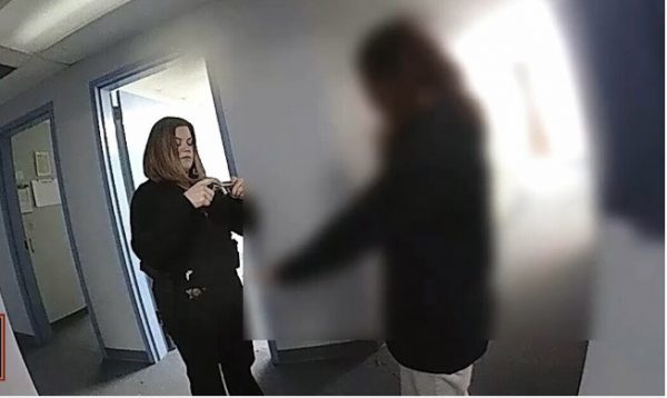 ΗΠΑ: Η στιγμή που 12χρονη συλλαμβάνεται για τον φόνο του αδελφού της