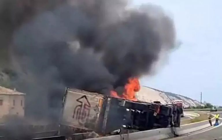 Τροχαίο στην Πατρών – Κορίνθου: Ανετράπη νταλίκα και πήρε φωτιά