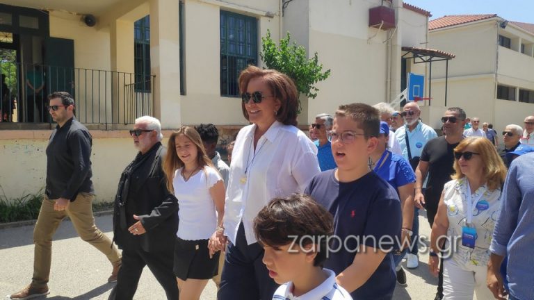 Εκλογές 2023: Με τα εγγόνια της στην κάλπη η Ντόρα Μπακογιάννη