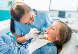 Dentist Pass: Βήμα βήμα οι αιτήσεις επιδοτούμενων οδοντιατρικών εξετάσεων για παιδιά