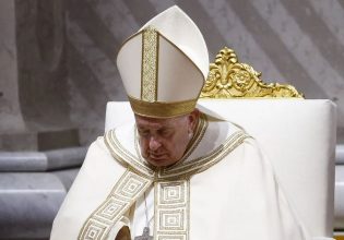 Ιταλία: «O πάπας είναι καλά, ξύπνησε από τη νάρκωση, αστειεύθηκε μαζί μου» – Τι δήλωσε ο γιατρός που έκανε την επέμβαση