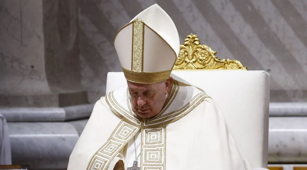 Ιταλία: «O πάπας είναι καλά, ξύπνησε από τη νάρκωση, αστειεύθηκε μαζί μου» - Τι δήλωσε ο γιατρός που έκανε την επέμβαση
