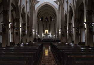 Πώς η μάχη με τη σεξουαλικότητά μου με οδήγησε στην «καταπιεστική» εμπειρία της θεραπείας μεταστροφής