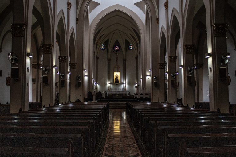 Πώς η μάχη με τη σεξουαλικότητά μου με οδήγησε στην «καταπιεστική» εμπειρία της θεραπείας μεταστροφής