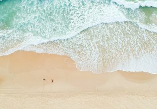 Νεκρή γυναίκα στον Άλιμο: Βρέθηκε σε ελεύθερη παραλία της περιοχής