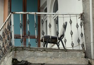 Λάρισα: Περπατούσε κάτω από μπαλκόνι και άγνωστη του έριξε μπουκάλι με χλωρίνη