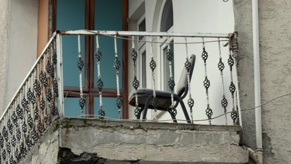 Λάρισα: Περπατούσε κάτω από μπαλκόνι και άγνωστη του έριξε μπουκάλι με χλωρίνη