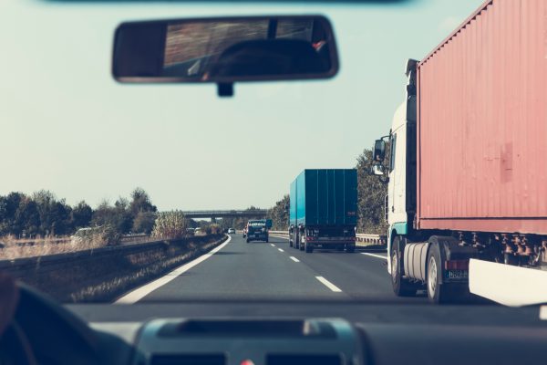 Συλλήψεις στη Θεσσαλονίκη: Αντέγραφε με «ψείρα» στο αυτί για να πάρει επαγγελματικό δίπλωμα οδήγησης – Χειροπέδες και στον συνεργό του