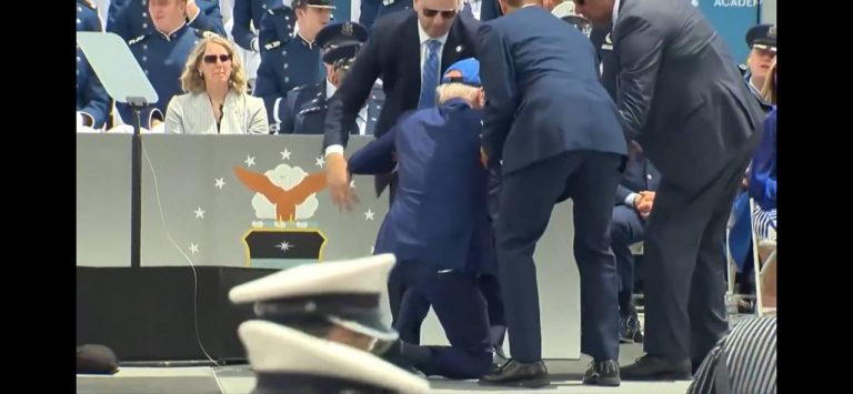Τζο Μπάιντεν: Σκόνταψε και έπεσε ξανά κατά τη διάρκεια εκδήλωσης